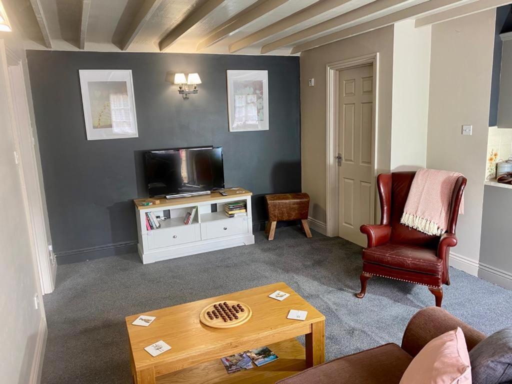 Heart Of The Village Cotswold Cottage In Crudwell. エクステリア 写真